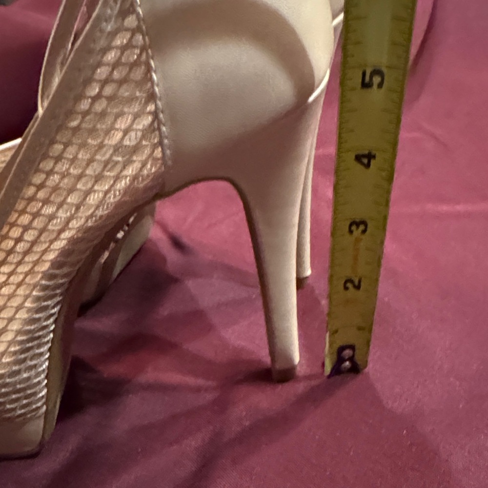 Jennifer Lopez Beige Peep-Toe Heels Size 7.5 - Picture 9 of 10